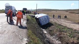 Trei oameni aflaţi într-un microbuz au ajuns la spital, din cauza unui şofer care a făcut o depăşire riscantă, în judeţul Cluj
