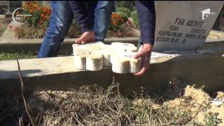 Mormânt vandalizat într-un cimitir din Bistriţa Năsăud! Crucile au fost lovite cu TOPORUL și securea: "Cine face așa ceva nu merge la biserică"