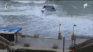 Plaja din Eforie Sud a fost înghiţită de valuri, în urma unei furtuni puternice în larg!