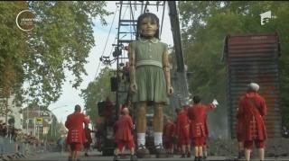 Imagini de poveste pe străzile Genevei! Păpuşi uriaşe, acompaniate de o orchestră, au defilat în centrul oraşului