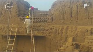 DESCOPERIRE importantă în Peru! Arheologii au găsit sculpturi din lemn şi alte obiecte foarte vechi
