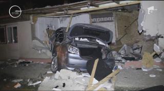 Un şofer a scăpat cu viaţă ca prin urechile acului, după ce a pierdut controlul volanului şi a intrat într-o casă!