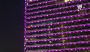 Clădiri iluminate în roz - simbol al luptei împotriva cancerului