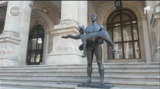 Lupoaica de pe treptele Muzeului Naţional de Istorie a rămas fără coadă!