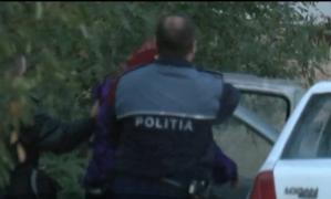 Soţia care şi-a măcelărit soţul cu lovituri de cuțit nu e la primul atac. Anchetatorii au găsit-o râzând!