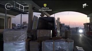Prinşi între sertare! Grup de migranţi găsiţi ascunşi într-un camion cu mobilă în vama Giurgiu (VIDEO)