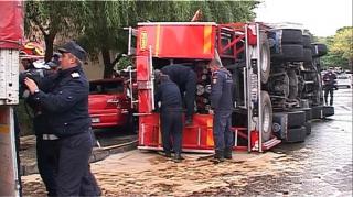 Autospecială ISU în misiune, răsturnată peste două maşini. Patru pompieri au ajuns la spital (VIDEO)