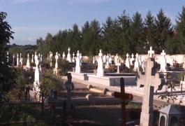 Tradiţia pare mai presus de lege, în cazul înmormântărilor. Românii îşi plâng rudele acasă, trei zile şi trei nopţi, aşa cum cere datina, deşi e ilegal