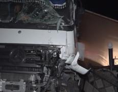 Accident extrem de violent la Suceava. Doi oameni au murit, după ce s-au izbit cu maşina de un TIR
