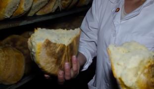 Românii consumă cele mai mari cantităţi de pâine din UE. De zece ori mai mult decât recomandă medicii