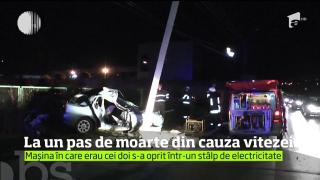 Doi tineri din Neamţ, la un pas de moarte din cauza vitezei. Maşina în care se aflau a secerat un stâlp electric