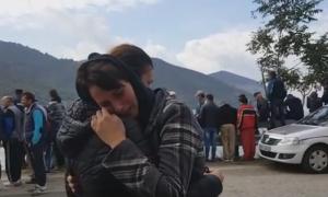 Lacrimi și durere la locul unde o mamă, tatăl și doi copii au dispărut în Dunăre. Fiica cea mare a rămas fără familie