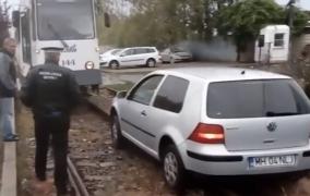 Un șofer băut, din Capitală, a aterizat cu maşina pe linia de tramvai, blocând traficul mai bine de o oră