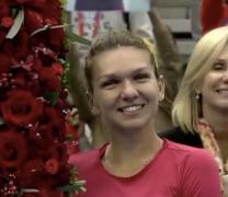 Românii şi-au primit idolul, cu flori şi aplauze. Simona Halep, cea mai bună jucătoare de tenis a lumii, s-a întors acasă!