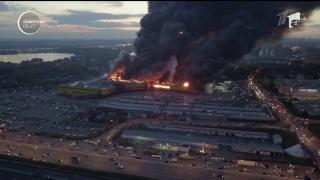 Un INCENDIU de proporţii a făcut scrum un centru comercial de la periferia Moscovei!