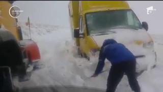 Începutul de octombrie, în România, a venit cu IARNĂ în toată regula! VISCOLUL puternic a doborât mai mulţi copaci!