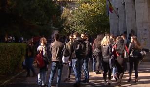 Statul îşi pierde şi banii, şi specialiştii! Zeci de mii de tineri şcoliţi în România pleacă în fiecare an să lucreze afară