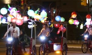 Artă cu biciclete, baloane și lumini