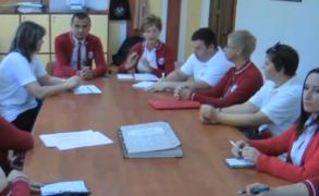 O școală din Reșița e singura din țară în care și profesorii au uniformă