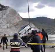 Directorul Direcţiei regionale Drumuri şi Poduri Timişoara a fost demis, după ce o maşină cu cinci persoane a căzut în Dunăre