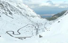 Peisaj de iarnă, în octombrie. Stratul de zăpadă a atins şi un metru, pe Transfăgărăşan