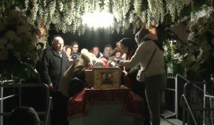 Încă o zi de rugăciune la Iaşi! Pelerini din toată țara s-au strâns la racla Sfintei Parascheva