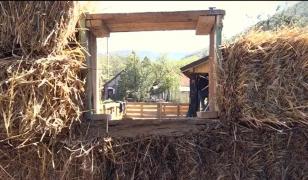 Parc eco pentru copiii din Hunedoara! Mai mulţi localnici au în plan un loc de joacă din paie și lut