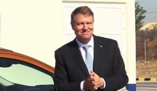 Klaus Iohannis testează mașina momentului! Șeful statului a fost șofer pentru câteva minute