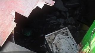 Bloc dărâmat de furturi! Locatarii au vândut fierul beton din stâlpii de rezistenţă ai imobilului din Lupeni, unde un etaj s-a prăbuşit din senin