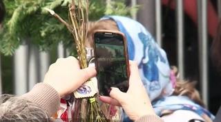 Pelerinajul "digital" de la Sfânta Parascheva. Unii pelerini au transmis live pe Facebook de la moaşte
