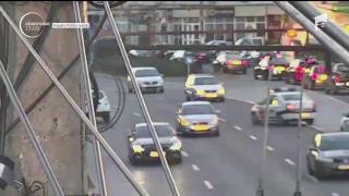 Scandal-monstru în centrul oraşului Galaţi, din cauza unei adolescente care şi-a pălmuit un prieten! Mama băiatului a decis să îi întoarcă gestul fetei