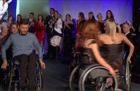 Defilare pe podium, în scaun rulant. Victimele unor accidente cumplite sunt modele pentru viaţa de zi cu zi