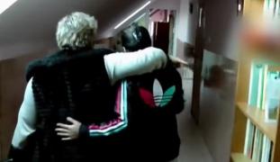 Se caută vinovaţii în moartea lui Adelin, găsit spânzurat într-un centru de plasament. Rudele nu cred că şi-ar fi pus singur capăt zilelor