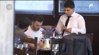 Bacşişul ar putea fi în din nou impozitat. Ospătarii sunt supăraţi: 'Nu cred că economia ţării stă în asta'