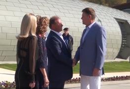 În plin scandal politic, Iohannis şi-a făcut apariţia la inaugurarea unui club de golf