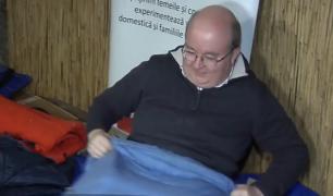 În semn de solidaritate cu oamenii străzii, Ambasadorul Marii Britanii a dormit afară, într-un sac vechi de 30 de ani