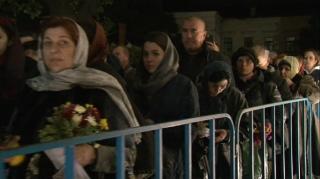 Cifre record la pelerinajul de la Sfânta Parascheva. Peste 40 de mii de pelerini au înfruntat frigul nopţii, la o coadă de 4 kilometri