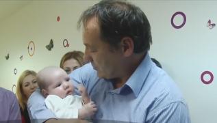 Luca, bebelușul abandonat de mamă într-un sac, pe malul unui râu, a fost botezat de salvatorul lui