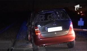 Neatenţia a dus la un accident violent, în Gorj. O maşină cu doi tineri a fost spulberată de un tren