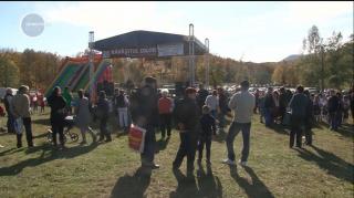 Weekend cu tradiţie: pe muntele Bolovanul din Slănic-Moldova are loc "Răvăşitul oilor"