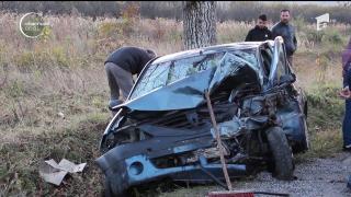 Teribil accident în Buzău, cu 6 victime. Două maşini s-au izbit frontal, după ce o tânără a pierdut controlul volanului