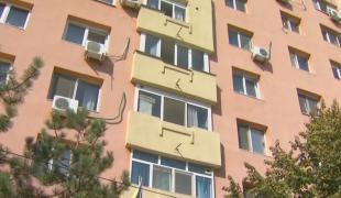 Tatăl acuzat că şi-a torturat fiica de numai nouă ani a încercat să o ia pe copilă acasă. I-au dat voie chiar judecătorii!