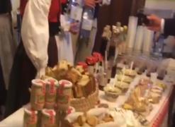 Aleşii din Parlament, masă bogată pe holurile Casei Poporului. Cârnaţii şi ţuica au fost favoritele tuturor