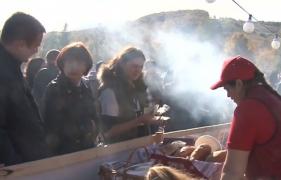 Festin cu varză și carne în Harghita, dar şi în Bacău. Mii de pofticioşi s-au adunat în jurul ceaunelor