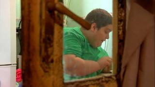 Greu în România: Alex suferă de obezitate şi mănâncă 3 pâini pe zi