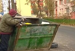 O femeie din Caraş-Severin s-a ales cu dosar penal, după ce a găsit la gunoi o haină!