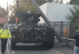 Imagini INCREDIBILE la Galaţi. Un TANC a făcut praf un stâlp de electricitate