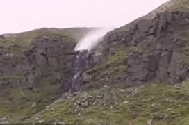 O cascadă din Marea Britanie a început să curgă invers!