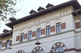 EXPLOZIV! #Metoo la şcoală: la Observatorul orei 19, mai multe tinere îşi acuză foştii profesori de hărţuire