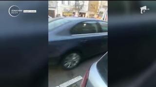 Hoţ ghinionist la Cluj. Un tânăr a fost izbit de o ambulanţă în misiune, după ce a furat bani dintr-o biserică (VIDEO)